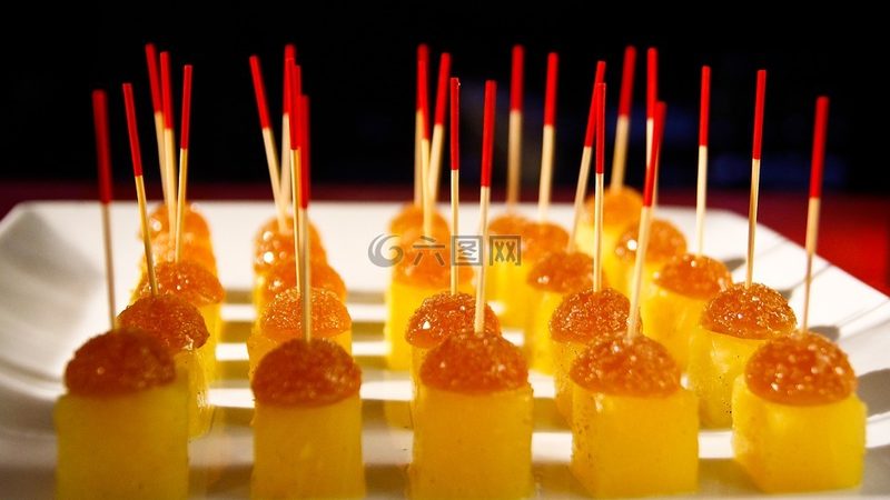优质的原料是制作高品质坚果炒货的基础。在选择原料时，要关注以下几个方面：